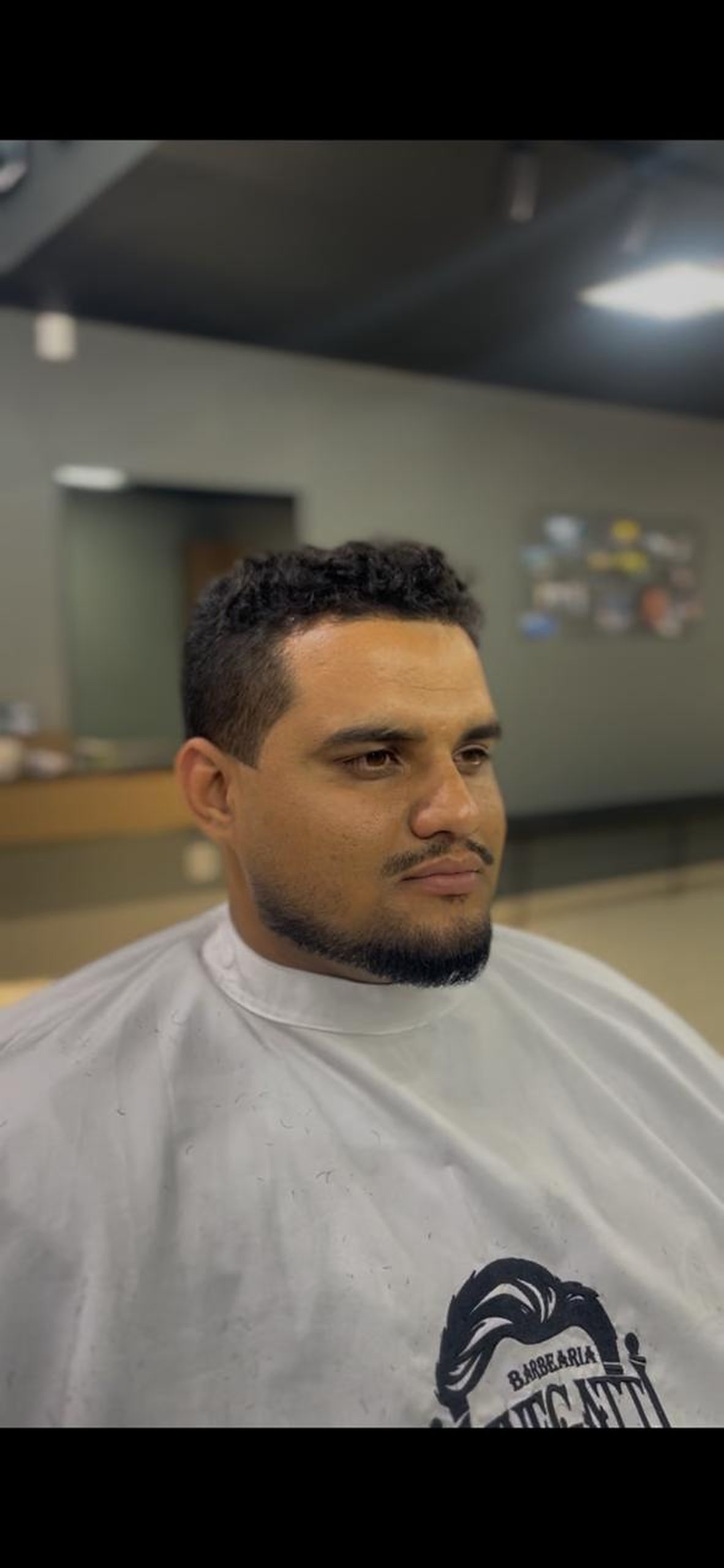 Corte crespo com barba desenhada